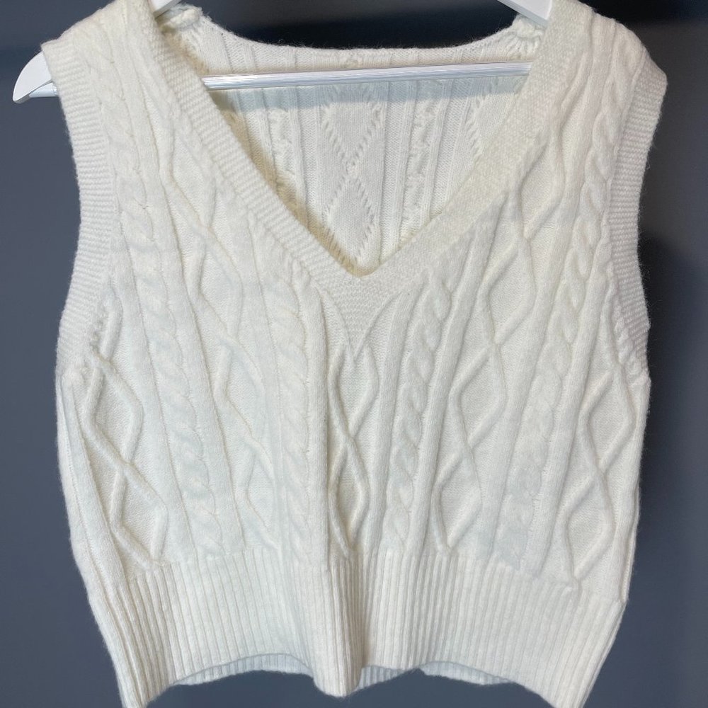 Amazon Pullover V-Neck Cable Knit Sweater Vest in White